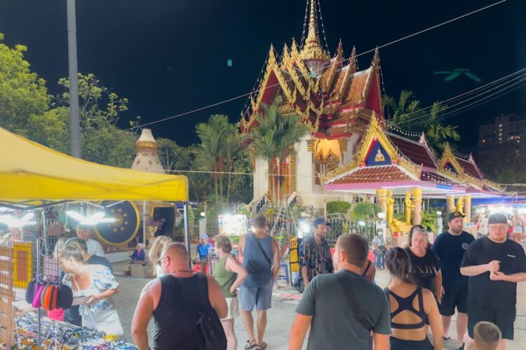 Karon Temple Market om aftenen
