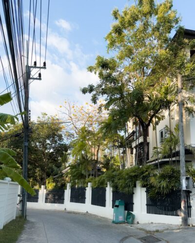 Lille gade ved Surin-strand