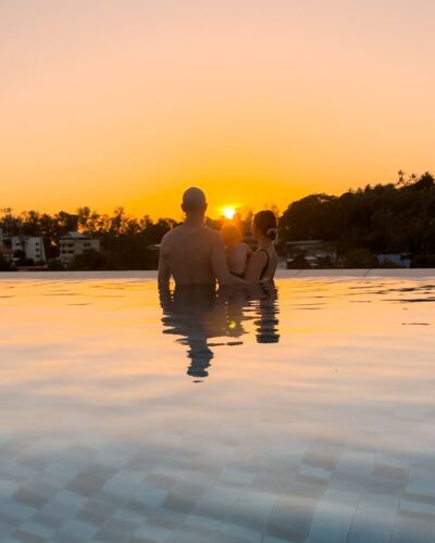 Solnedgang fra 6th Avenue Surin Beach