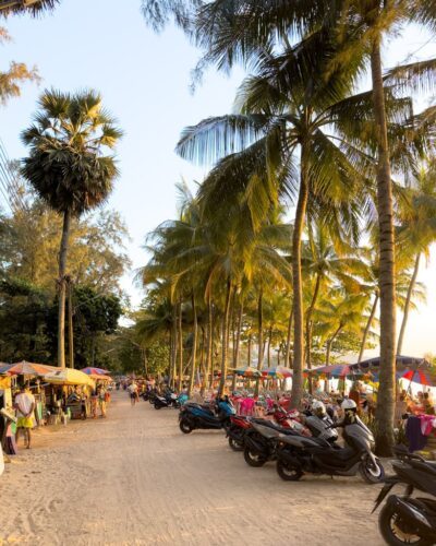 Strand-gågade lige bag Surin-strand