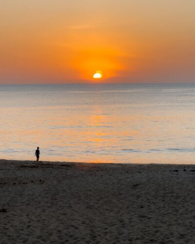 Aftensmad med udsigt til solnedgangen på Surin Beach