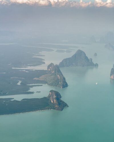 Kalkstensformationerne i Phang Nga-bugten fra et flyvindue