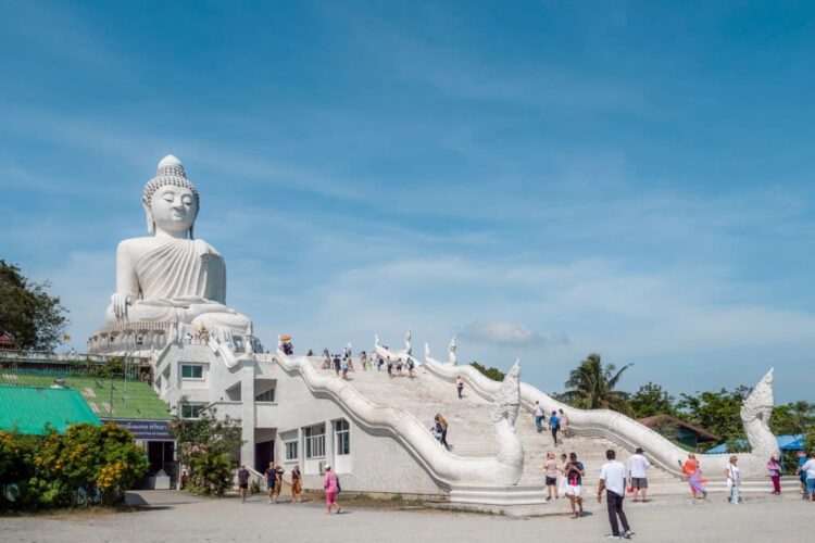 Big Buddha på Phuket på bredkant med hele trappen op til statuen