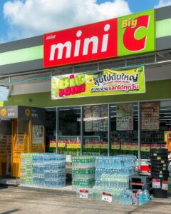 Vandflasker foran en Mini Big C butik i Thailand