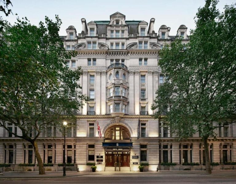 Club Quarters Hotel