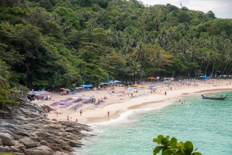 Freedom Beach set fra den nordlige side ned mod stranden med strandstole og turister