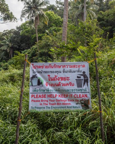 Skilt med besked om at tage sit affald med sig ved Freedom Beach