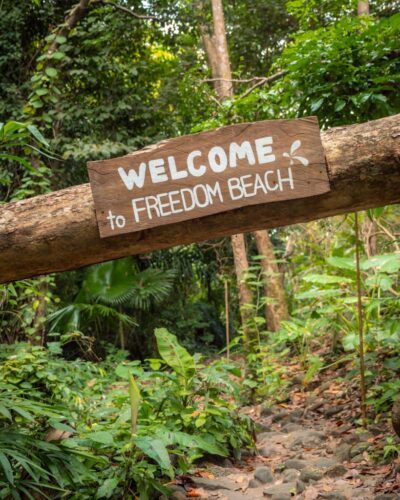 Velkommen til Freedom Beach skilt