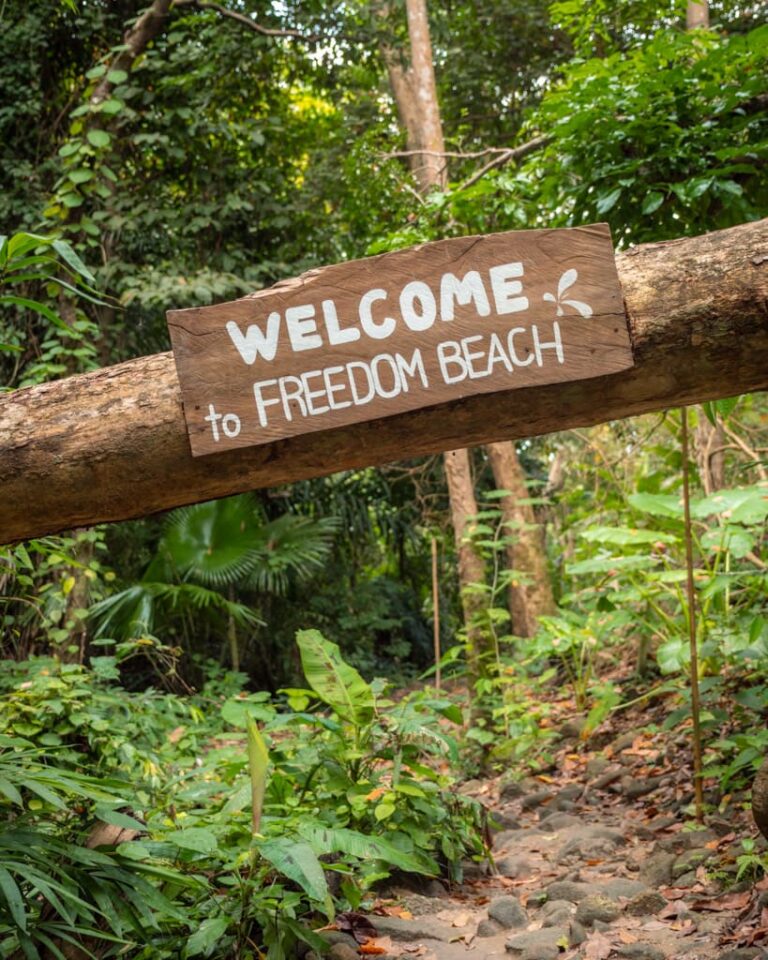 Velkommen til Freedom Beach skilt