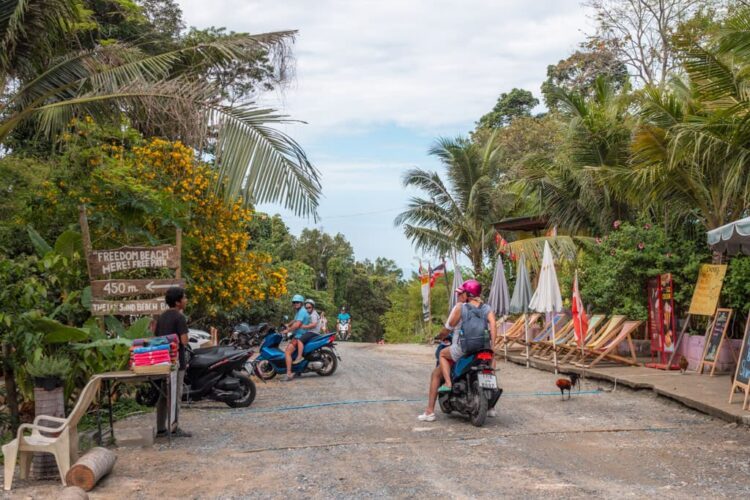 Parkering ved The Lek Sand Beach Bar tæt på Freedom Beach