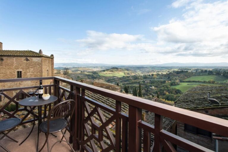 Terasse hos La Cisterna i San Gimignano med udsigt over det toscanske landskab