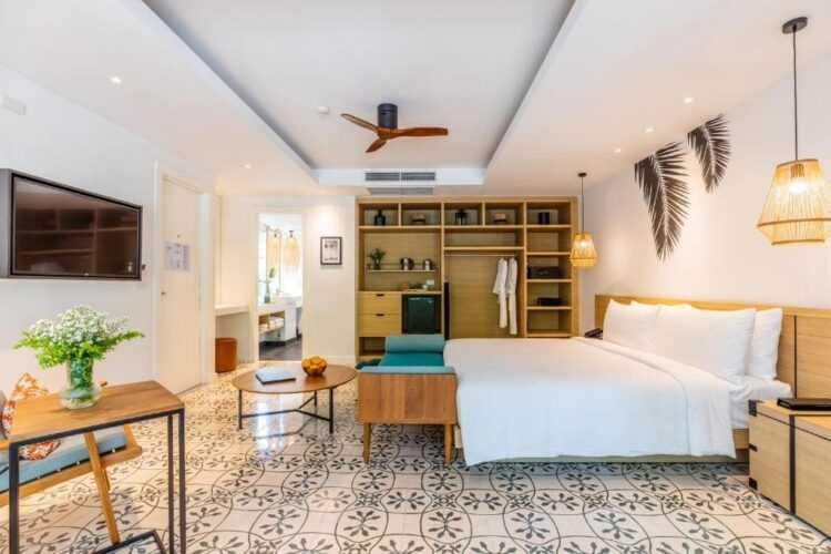 Outrigger Surin Beach Resort værelse