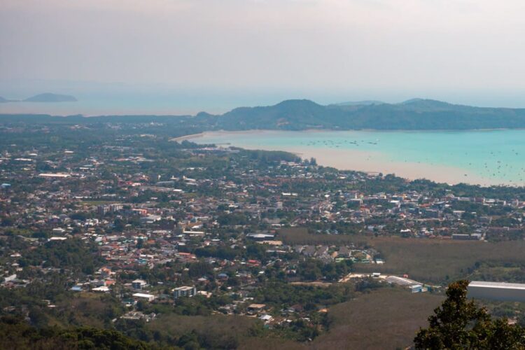 Chalong-bugten og en del af Phuket-by fra Big Buddha