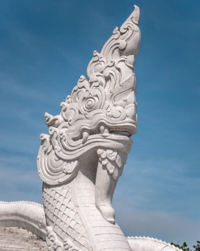 Naka-slange for enden af trappen ved Big Buddha