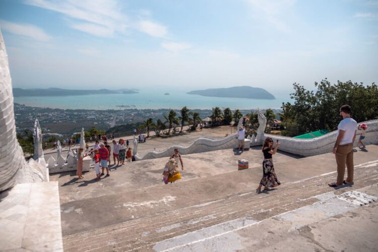 Udsigten over pladsen og Chalong-bugten fra toppen af trapperne ved den store Buddha