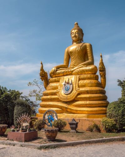 Mindre Buddha-statue bag den store Buddha