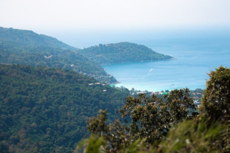 Udsigten over Phukets sydvestlige kystlinje fra Phuket Big Buddha