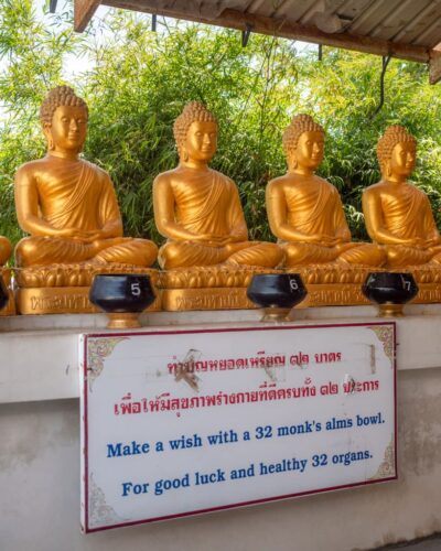 Skåle til almisser til munkene med buddha-statuer