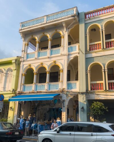 Blåt tøj i et blåt hus i Phuket Old Town