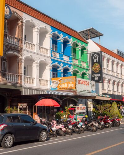 Gade med farvede huse i Phuket Old Town