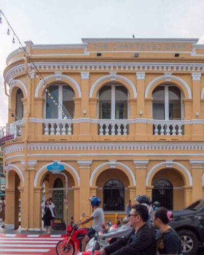 Gul bygning på hjørnet af Phangnga Road og Phuket Road