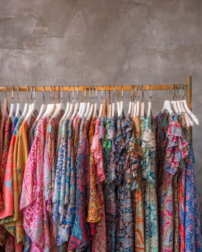 Fine kjoler i en pop up-butik tæt på hjørnet mellem Phangnga Road og Phuket Road med en støvet væg som baggrund