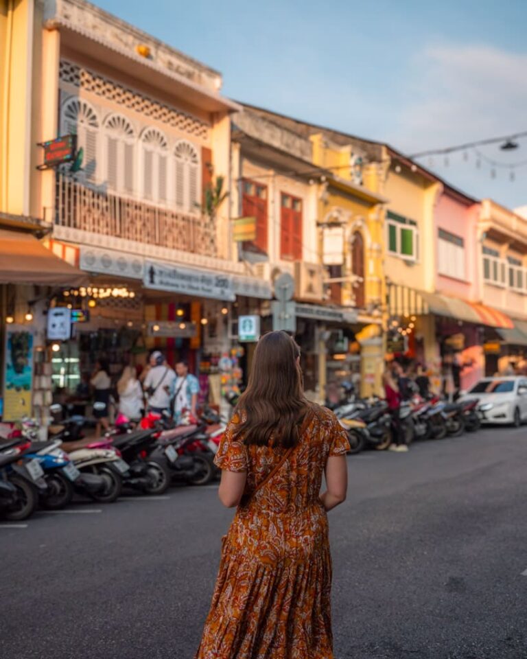 Victoria i Phuket Old Town i solnedgangen