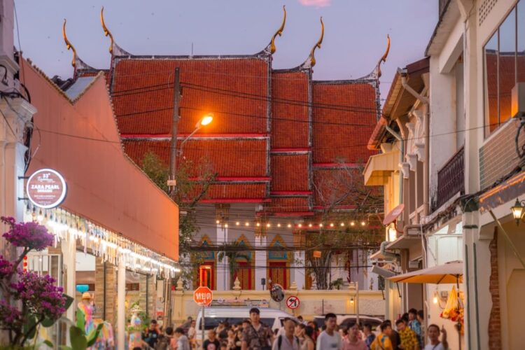 Wat Mongkol Nimit for enden af Soi Romanee