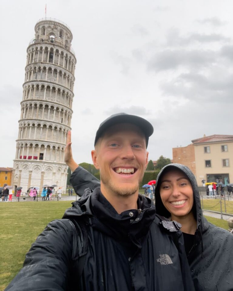 Alexander & Victoria foran Det Skæve Tårn i Pisa