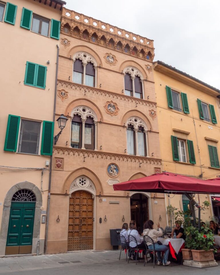 Pisa bygning på gågade