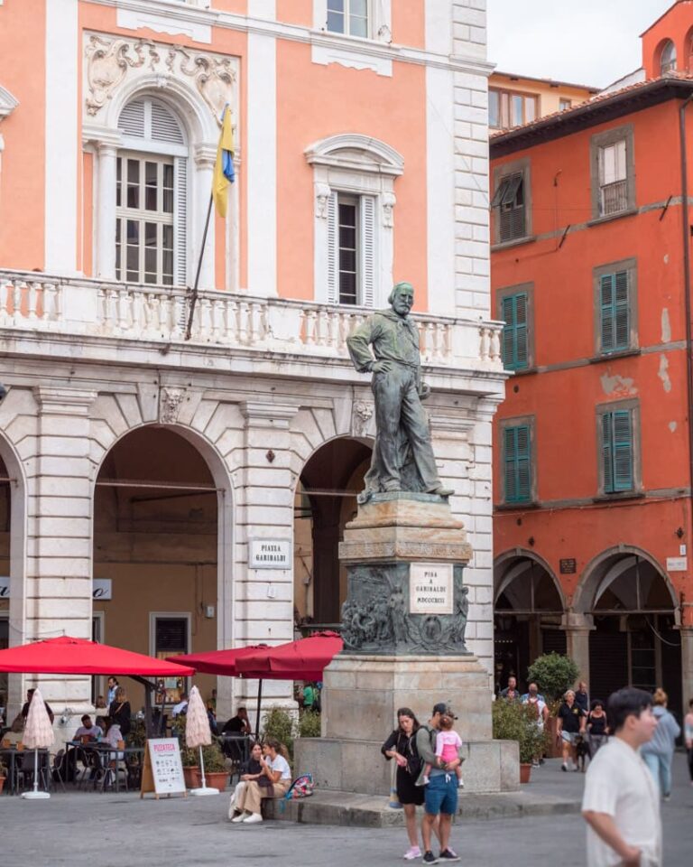 Statua di Giuseppe Garibaldi på Borgo Stretto