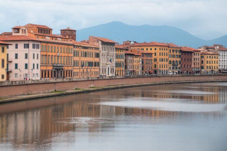 Pisa by og Arno-floden
