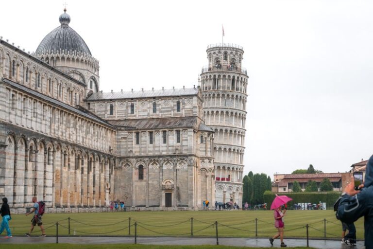 Det Skæve Tårn i Pisa og Miraklernes Plads