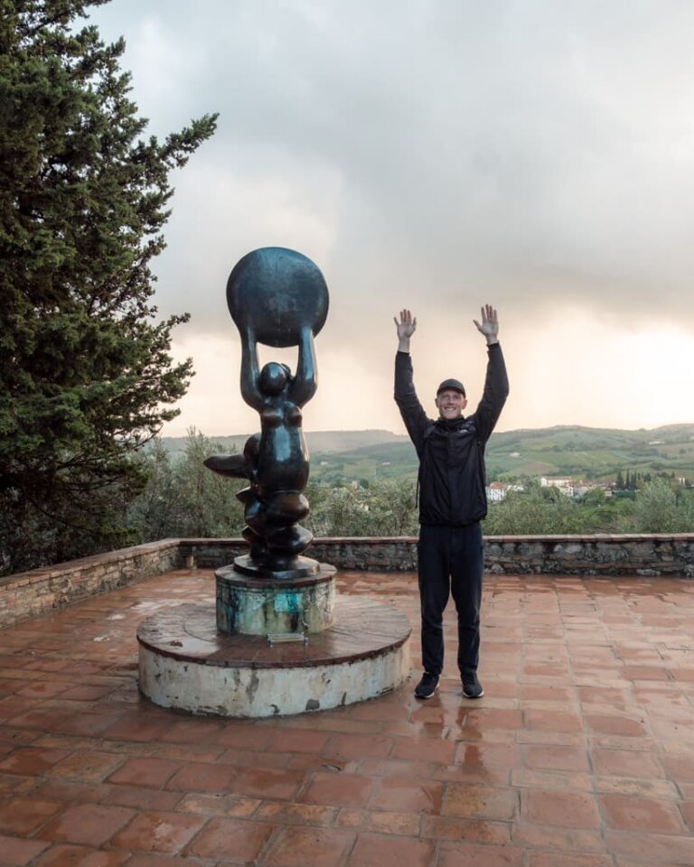 Skulptur på udsigtsplatform ved Parco della Rocca