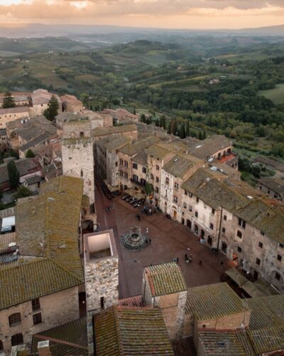 Piazza della Cisterna set fra Torre Grossa i San Gimignano