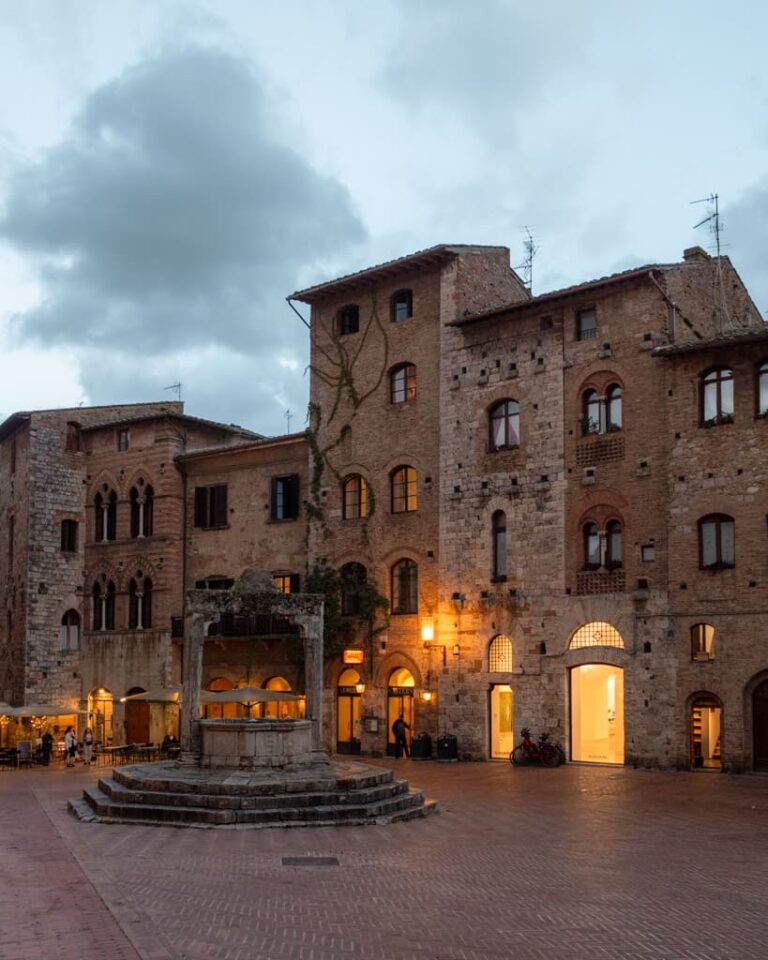 Piazza della Cisterna i San Gimignano