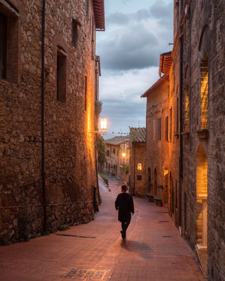 Victoria på stille gade i San Gimignano om aftenen