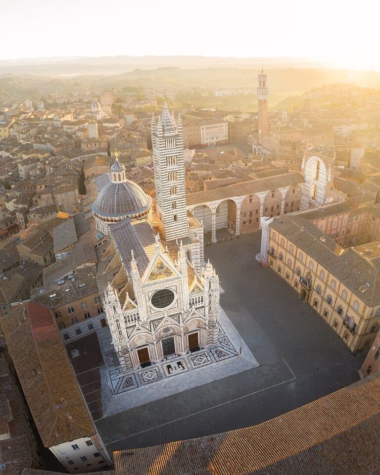 Il Duomo fra droneperspektiv omkring solopgang
