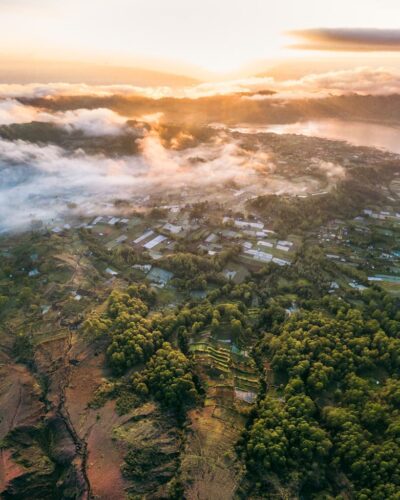 Udsigten ved solopgang fra Mt Batur på Bali