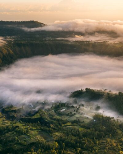 Vulkankrater på Bali med skyer ved solopgang
