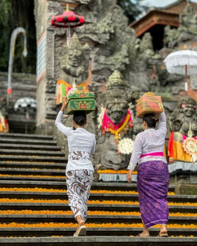 Balinesiske kvinder med offergaver på vej til ceremoni i Ubud