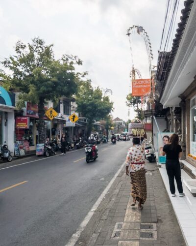 Fortov langs hovedgaden i Ubud