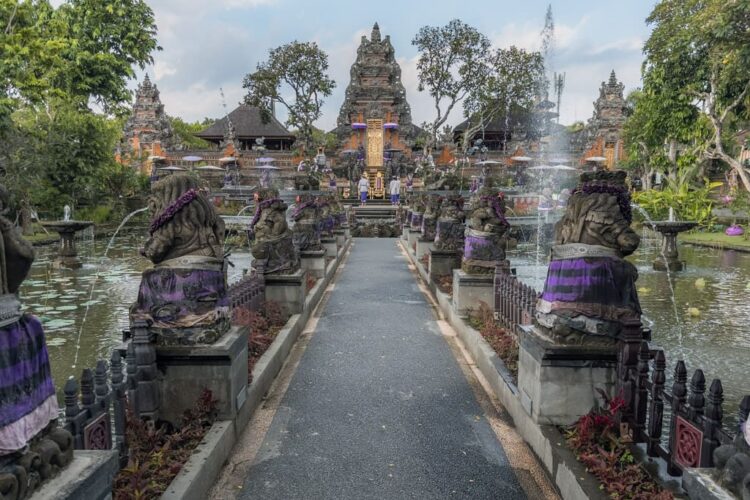 Broen over dammen i Pura Taman Saraswati