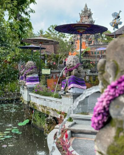 Lilla farve ved Pura Taman Saraswati-templet i Ubud