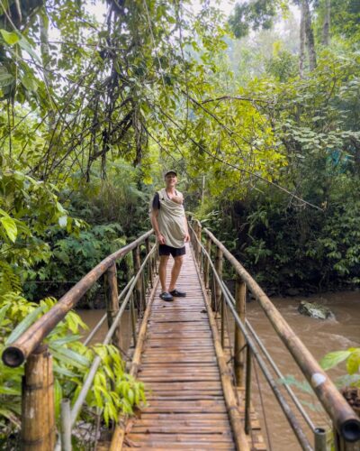 Alex på bro over flod ved Leke Leke