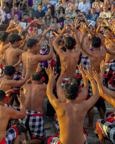 Kecakdans ved solnedgang i Uluwatu Temple på Bali