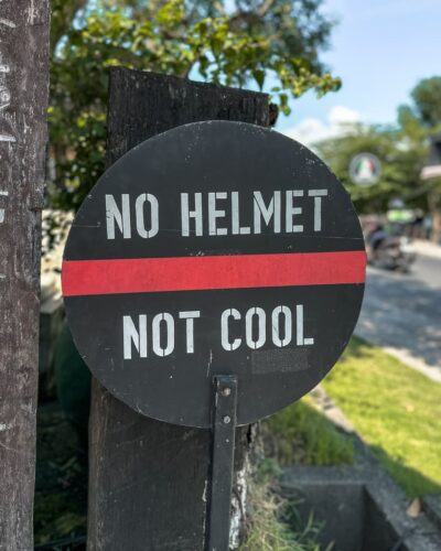 No helmet not cool-skilt på Bali