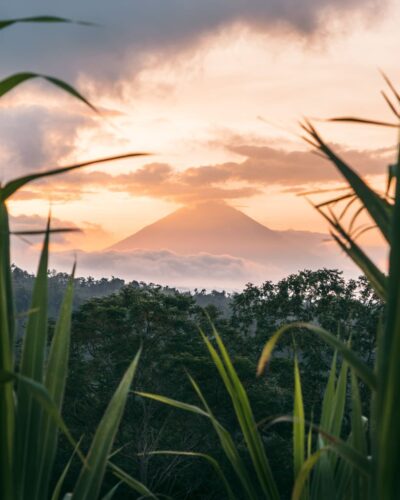 Vulkanudsigt på Bali i solopgangen