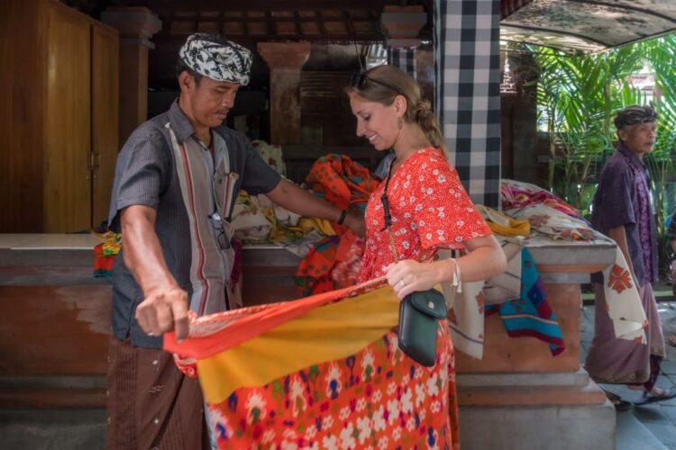 Victoria låner en sarong ved helligt tempel på Bali