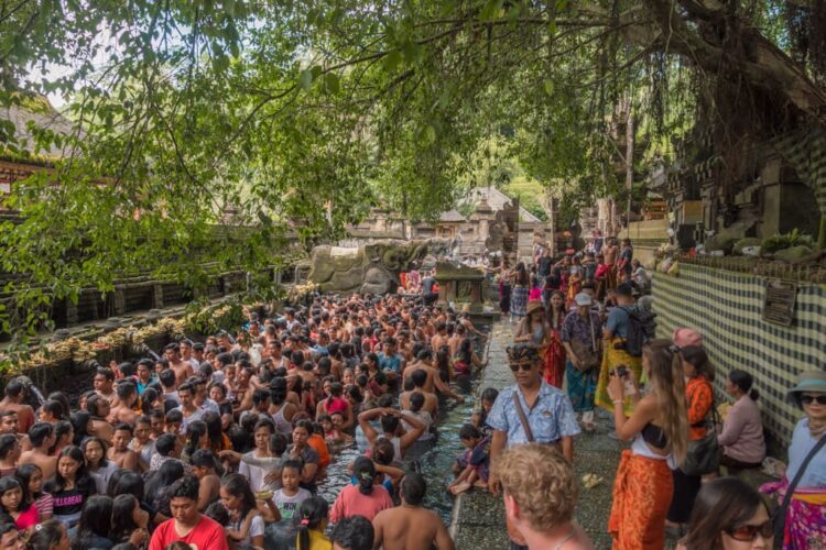 Tirta Empul mennesker i vandet